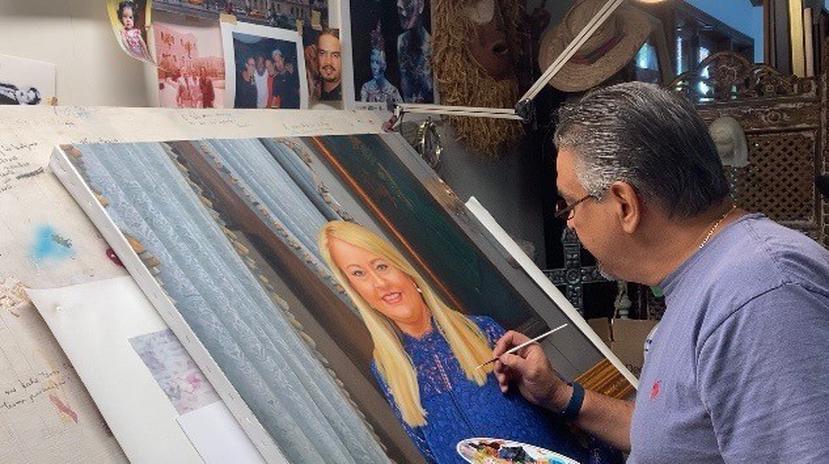 El artista plástico Williams Carmona fue elegido para hacer una réplica de una foto de la Primera Ejecutiva con el vestido con el que juramentó el 7 de agosto del 2019 y cuya obra ahora se encuentra en las paredes del Palacio de Santa Catalina.