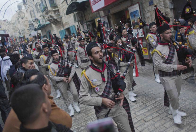 Marcha de scouts palestinos  tocando gaitas en Belén. (AP)