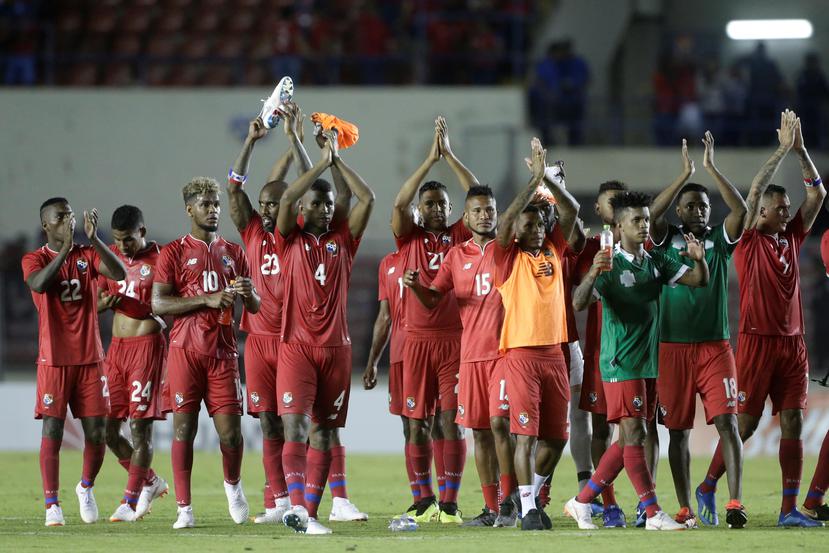 Los jugadores de la selección de Panamá saludan al público tras un reciente partido amistoso. Los canaleros jugarán su primera Copa Mundial. (AP)