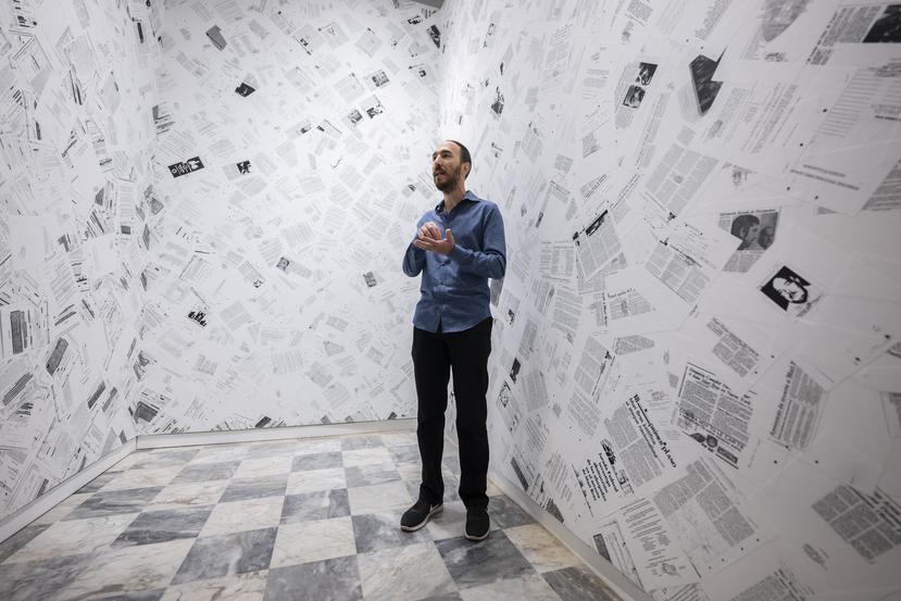 In the photo the Venezuelan artist Yucef Merhi with his work "Puerto Rican Security".