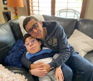 Gustavo Cárdenas, uno de los seis ejecutivos petroleros encarcelados en Venezuela abrazando a su hijo Sergio, en su casa en Houston.