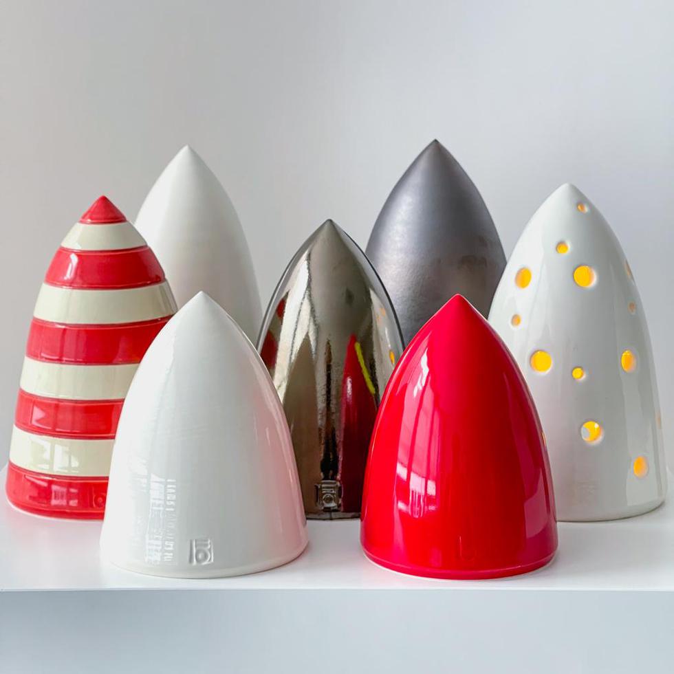 Árboles festivos y cotidianos creados en cerámica de barro  por la arquitecta y ceramista Frances Bonet, disponible en francesbonetstudio.com y en Instagram @francesbonetstudio