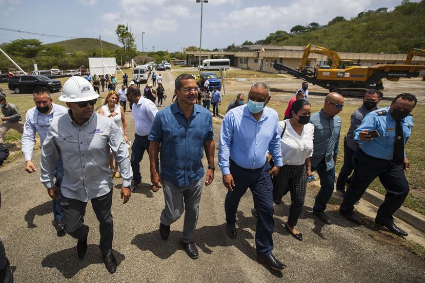 El gobernador Pedro Pierluisi durante el anuncio de la demolición del hospital en Vieques.