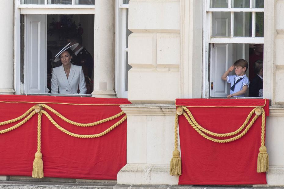 En toda esta mañana de travesuras y gestos, el príncipe Louis sí se acordó de algo importante: hacer una reverencia al término del paseo real.