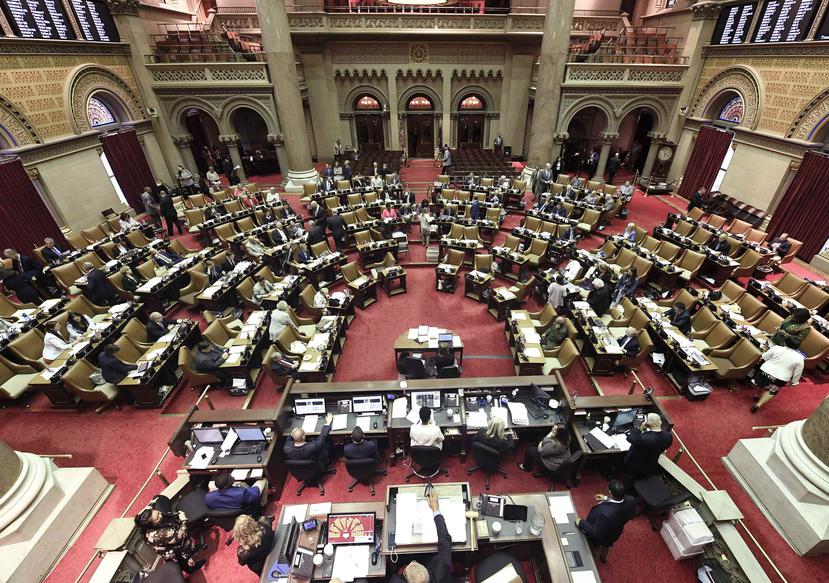 Legisladores de la Asamblea Estatal de Nueva York trabajan en una medida en la cámara de la Asamblea durante una sesión en el Capitolio, en Albany, Nueva York. (AP)