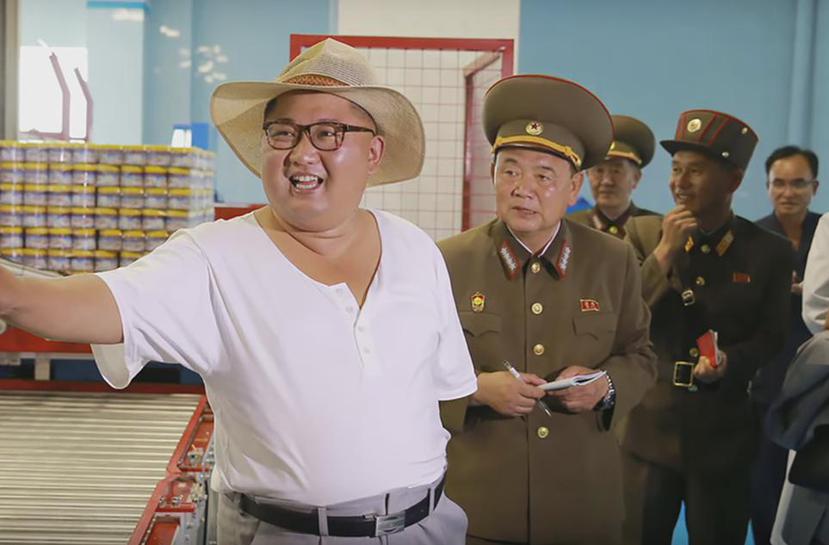 Kim Jong-un apareció vestido con una t-shirt blanca sin cuello y un sombrero de paja. (Captura / Video)