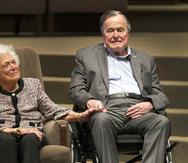 El expresidente George H.W. Bush y la fenecida ex primera dama Barbara Bush. (AP)