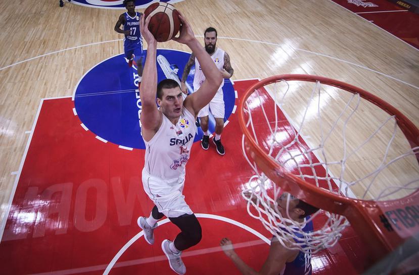 Nikola Jokic, el centro de 7'0" de los serbios, es el líder de su equipo en rebotes y asistencias en lo que va de la Copa Mundial. (Suministrada / FIBA)