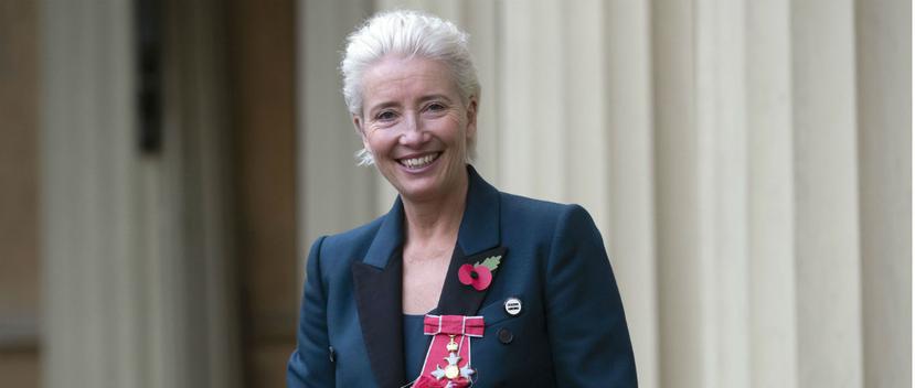 La interprete, de 59 años, fue laureada en una ceremonia celebrada hoy en el Palacio de Buckingham . (EFE)