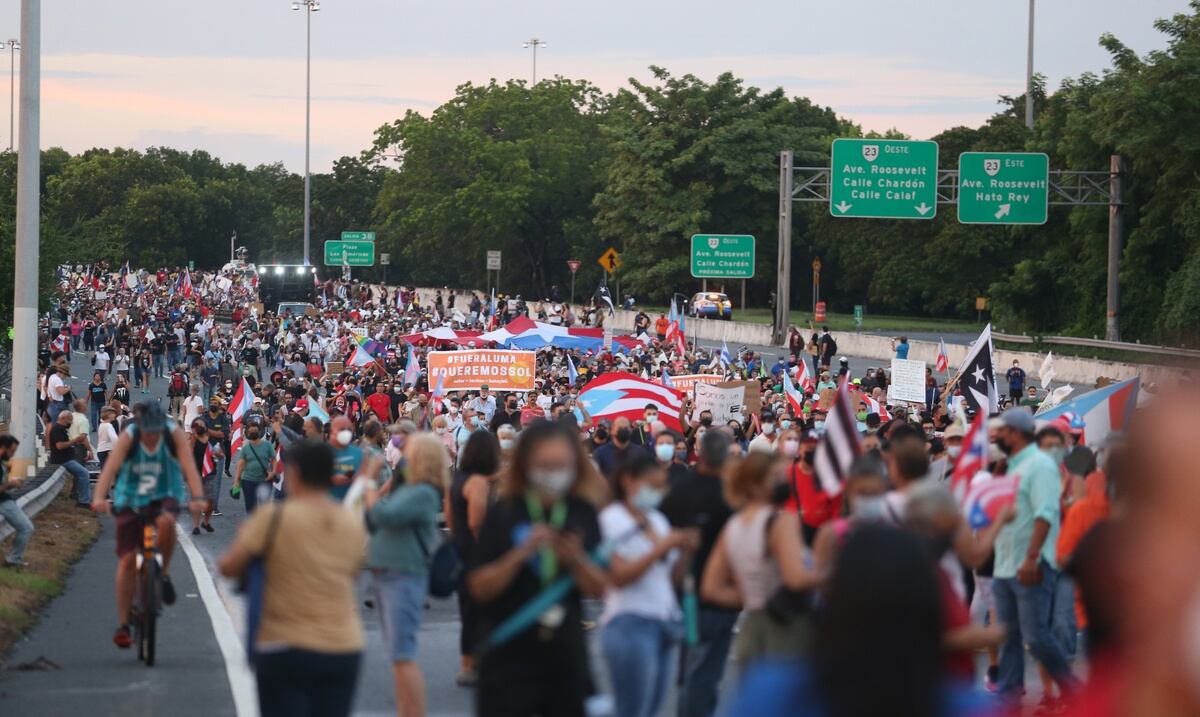Citizens march for Los Americas Expressway against LUMA demanding better energy service for the country
