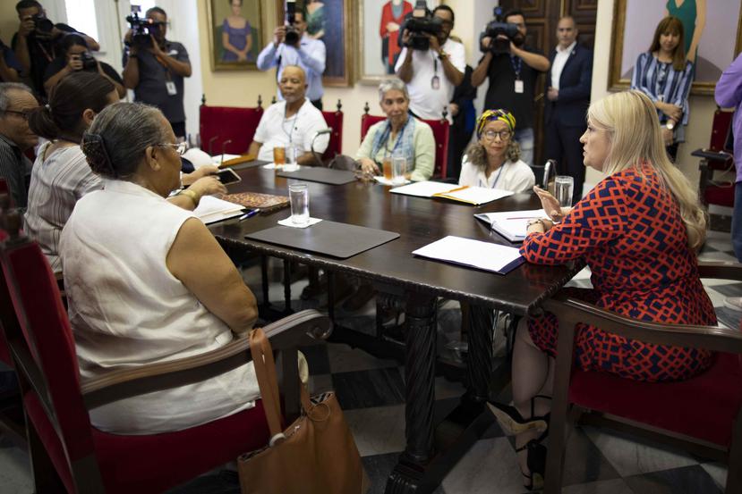 La gobernadora Wanda Vázquez, a la derecha, se reunión hoy en La Fortaleza con líderes de las islas municipio.