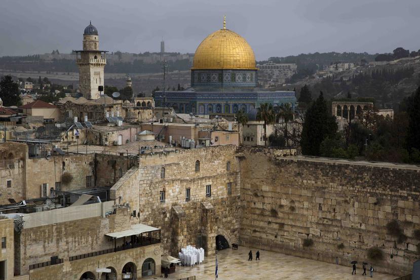 Una vista del Muro Occidental y la Cúpula de la Roca, dos de los lugares más sagrados para judíos y musulmanes, en el Barrio Viejo de Jerusalén. (AP)
