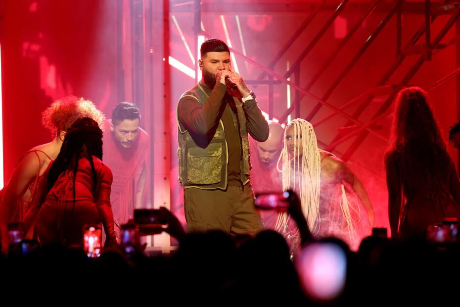 The show kicked off with the long-awaited appearance of the Puerto Rican idol Farruko, who immediately lit up the stage with 