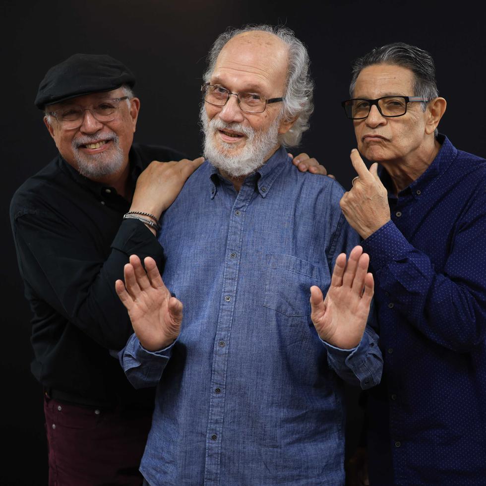 Los Rayos Gamma están compuesto compuesto por Emmanuel “Sunshine” Logroño, Jacobo Morales y Silverio Pérez, quienes entre sus respectivos proyectos, llevan más de 50 años dedicados a la sátira política.