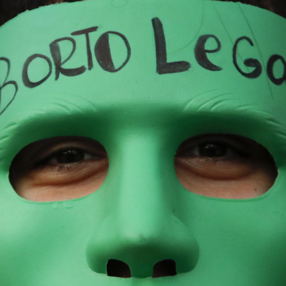 Una activista proaborto, con una máscara con la frase "Aborto legal" participa en una protesta.