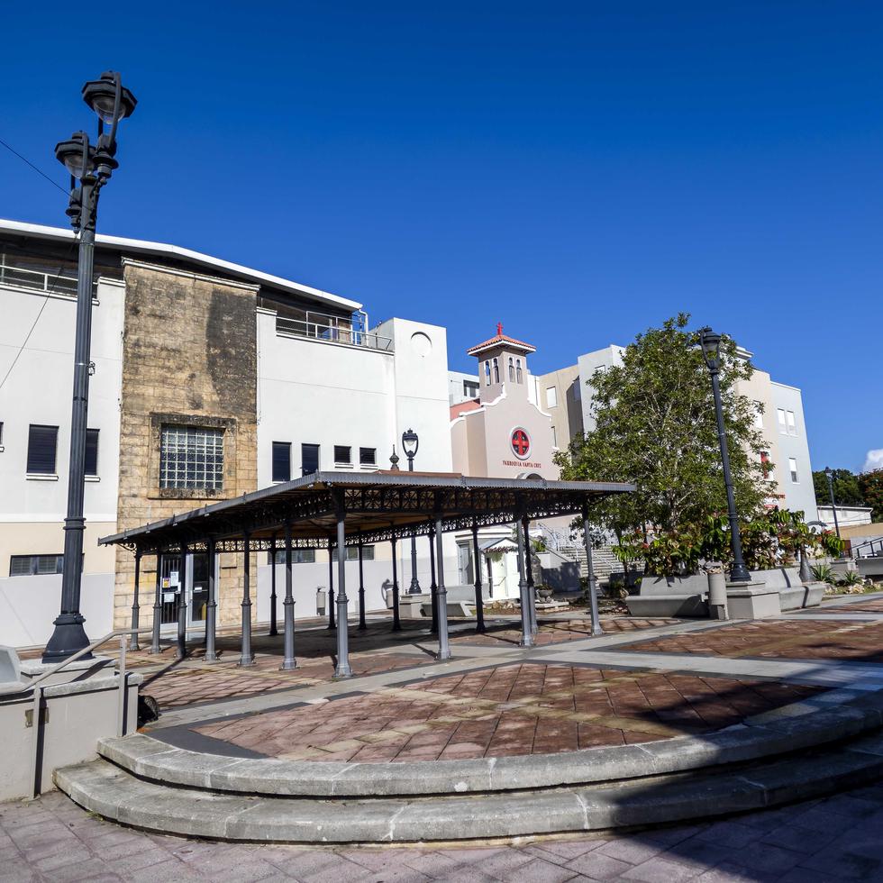 Vista de la Plaza Pública y antigua Alcaldía de Trujillo Alto.