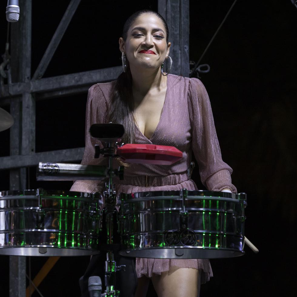 Zayra Pola puso a vibrar al público al tocar los timbales, como parte del espectáculo de la agrupación Sound of Percussion.  
