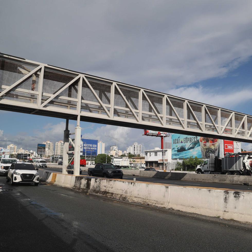 Vista de un puente peatonal sobre el expreso Ramón Baldorioty de Castro.