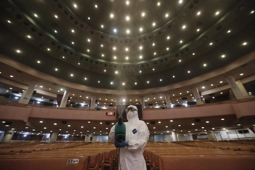 Un funcionario de salud desinfecta las instalaciones de una iglesia en Corea del Sur.