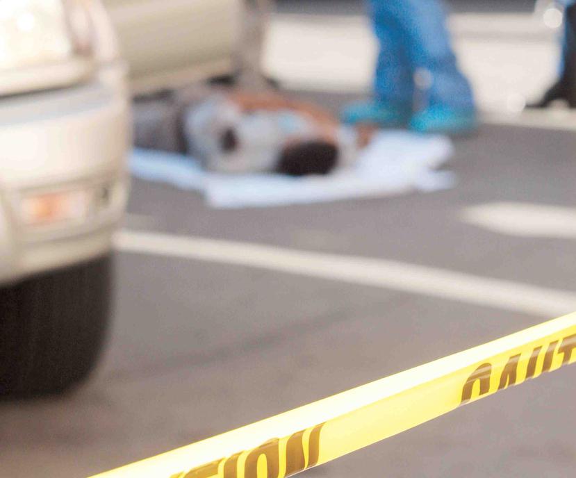 Uno de los cadáveres quedó en el interior del carro y el otro afuera. (Archivo / GFR Media)