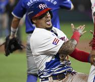 Javier Báez demuestra su alegría al robarse la tercera base.