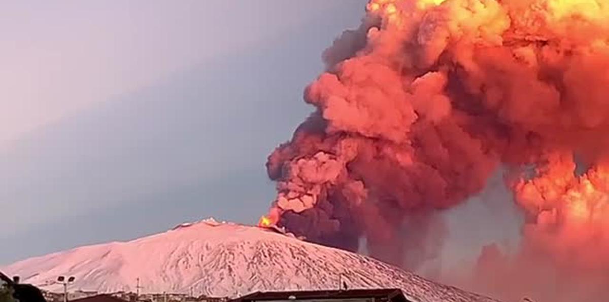 Espectacular erupción del volcán siciliano Etna