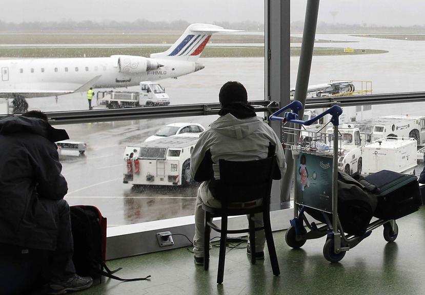 Un pasajero espera su vuelo en el aeropuerto de Lyon, el cuarto de Francia por número de pasajeros. (AP)