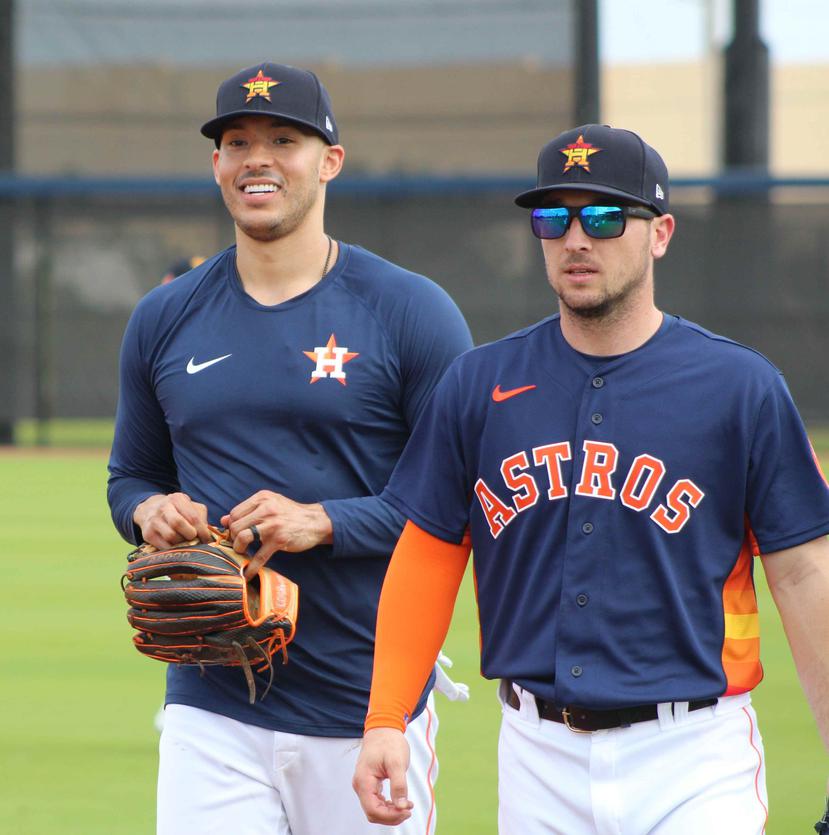 Carlos Correa, a la izquierda, junto a Alex Bregman en el entrenamiento del lunes de los Astros de Houston. (Especial El Nuevo Día / Roberto Colón)