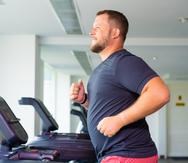 La manera más costoefectiva de bajar de peso es hacer modificaciones en los estilos de vida como reducir el total de calorías diarias en la dieta y hacer, al menos, 150 minutos a la semana de ejercicio aeróbico moderado.
