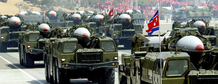 Fotografía de marzo de 2015 que muestra varios vehículos que transportan misiles Scud norcoreanos durante un desfile militar celebrado en Pyongyang. (Archivo / EFE)