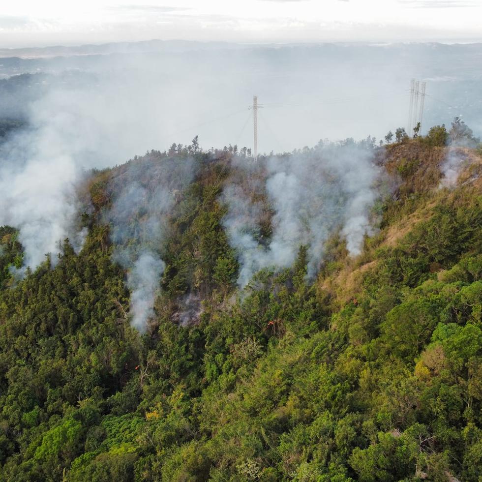 Foto tomada el pasado martes, cuando las llamas de un incendio forestal en Los Méndez, en San Germán, estaban propagándose por el área que colinda con Maricao.