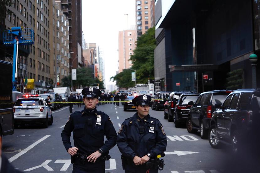 Dos oficiales protegen un perímetro en el edificio Time Warner Center en Manhattan, Nueva York. (Agencia EFE)