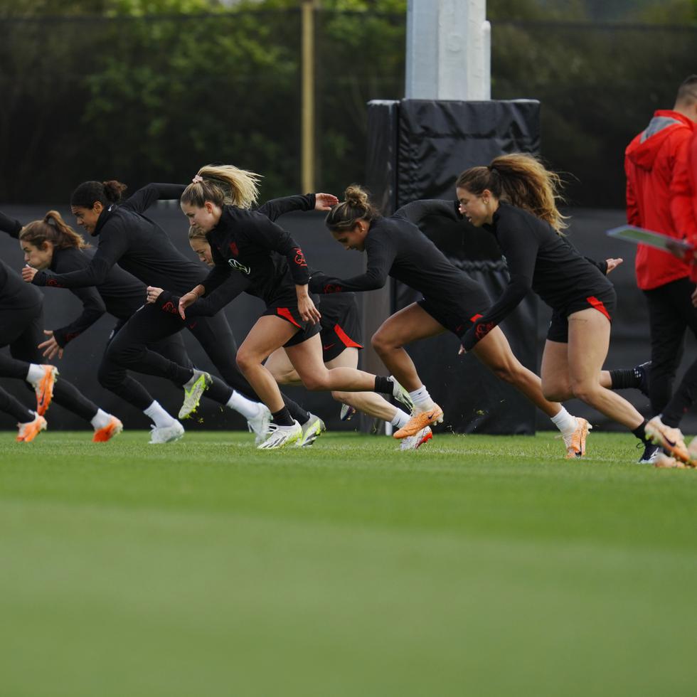Jugadores de los Estados Unidos realizan rutinas durante el entrenamiento del equipo en la Copa Mundial de Fútbol Femenino de la FIFA, en el Bay City Park, en Auckland, Nueva Zelanda.