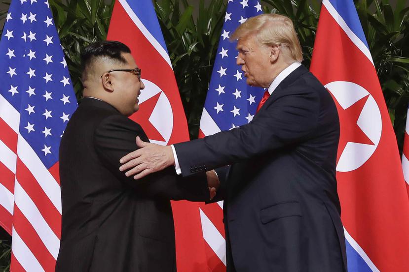 En esta foto de archivo del 12 de junio de 2018, el líder norcoreano Kim Jong Un, izquierda, estrecha la mano del presidente estadounidense Donald Trump en el resort Capella, isla de Sentosa, Singapur. (AP)