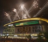 Fuegos artificiales explotan a las afueras del estadio Fiserv Forum después de que los Bucks derrotaran a los Phoenix Suns y quedarse como campeones de la NBA.
