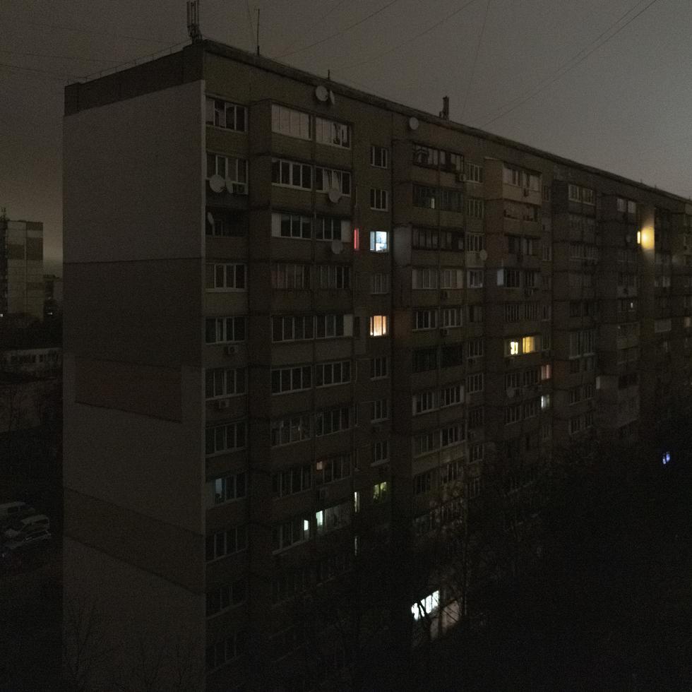 Algunas ventanas de un edificio de apartamentos se ven iluminadas durante un apagón en el centro de Kiev, Ucrania.