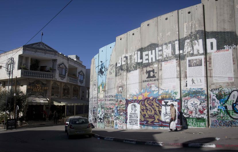 La barrera de seguridad israelí cerca de El Hotel Amurallado en donde se exhibe una obra del artista Banksy de nombre "La Cicatriz de Belén", en Belén, Cisjordania. (AP)