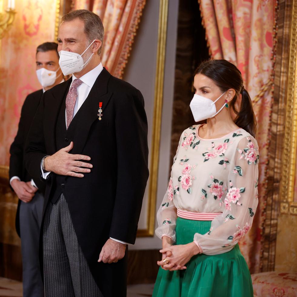El rey Felipe VI (c), la reina Letizia (d) y el presidente del Gobierno, Pedro Sánchez (2d) durante la recepción al diplomático acreditado en España durante un acto celebrado en el Palacio Real de Madrid este lunes. EFE/ Juan Carlos Hidalgo
