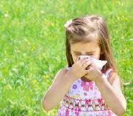Tos, estornudos y fiebre son síntomas que comparten varias condiciones respiratorias.