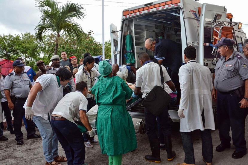 Una sobreviviente del avión Boeing-737 que se estrelló poco después de despegar del aeropuerto José Martí de La Habana (Cuba), es transportada al hospital Calixto García de La Habana. (Agencia EFE)
