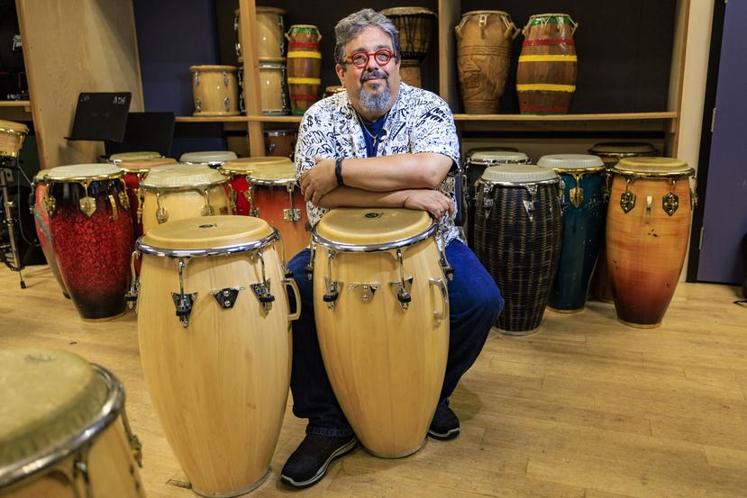 Eguie Castrillo da clases de percusión afrocaribeña en la prestigiosa universidad de música desde el 1999.