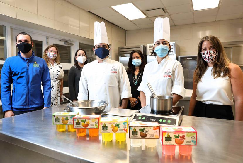 Equipo culinario de Universidad Ana G. Méndez junto a los ejecutivos de Dulce Caña muestran el producto final de las gelatinas G-Latinas Tropicales.