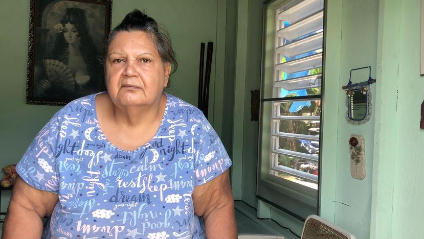 Ivonne Echevarría Rodríguez, de 67 años, vive sola y duerme en una habitación en la que se cuela el agua.