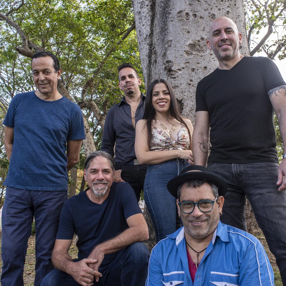 La Banda Acústica Rodante está compuesta de los músicos (de izquierda a derecha) Rucco Gandía, Tito Auger, Walter Morciglio, Nore Feliciano, Mikie Rivera y Nitayno Arayoán.