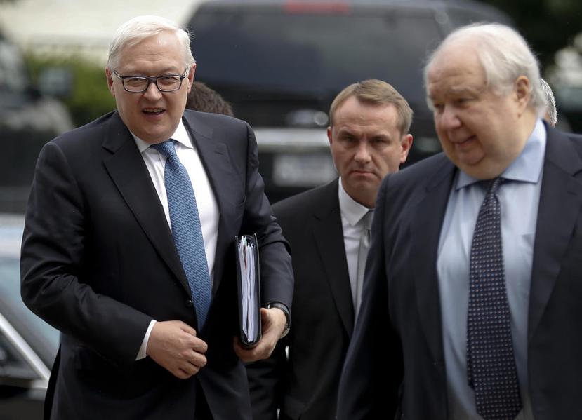 A la izquierda, el viceministro de Exteriores ruso, Serguéi Riabkov. (AP)