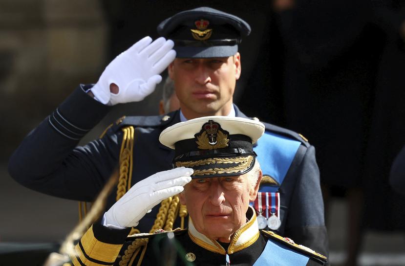 El nuevo rey Carlos III y el príncipe William saludan durante el funeral de estado de la reina Elizabeth II en Londres.