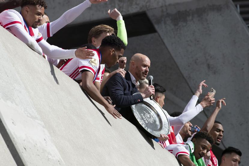 El entrenador de Ajax, Erik ten Hag, sostiene el trofeo de campeón de la liga holandesa tras su victoria por 4-0 ante el Emmen en el estadio Johan Cruyff Arena, en Ámsterdam, Holanda, el 2 de mayo de 2021.