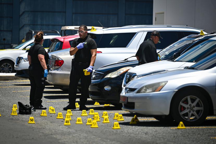 Investigadores de la Policía de Puerto Rico recopilan información en la escena donde se encontró el cuerpo de Neftalí Álvarez Núñez, de 42 años y conocido como “Pacho El Anti Feka”, en el interior de un vehículo.