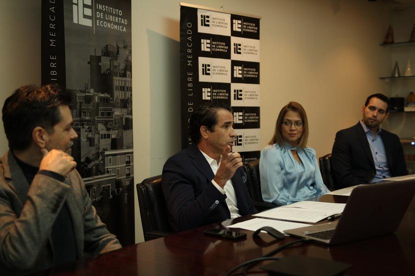 De derecha a izquierda: el director de Investigación y Política Pública del ILE, Ángel Carrión Tavárez; Jorge Rodríguez, fundador de la organización; y los académicos Luz Fernández López y Ojel Rodríguez Burgos.
