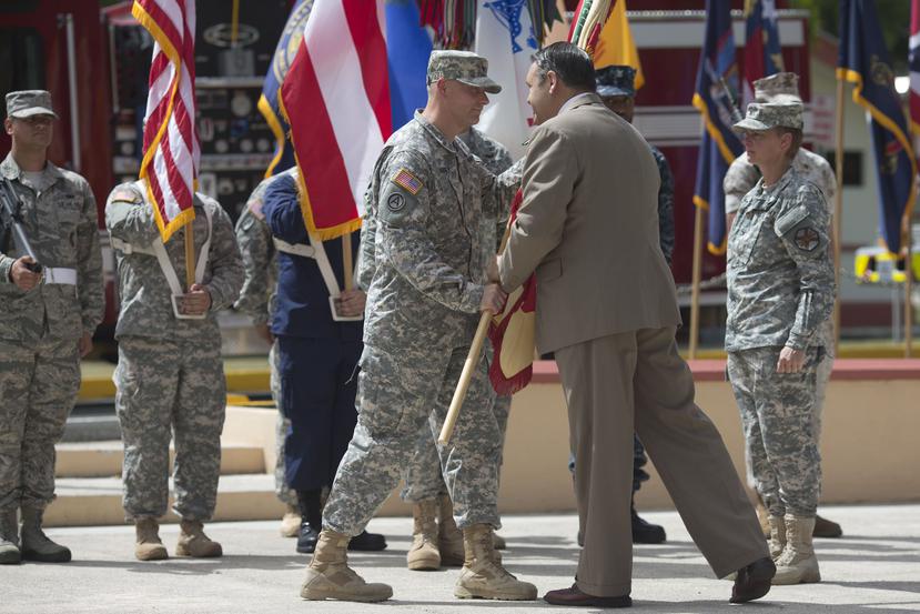 En la foto, Davis D. Tindol Jr., Director de la Región Atlántico realiza el tradicional pase de colores como símbolo de cambio de comando al coronel Michael T. Harvey ante la mirada de Caryn S. Heard.